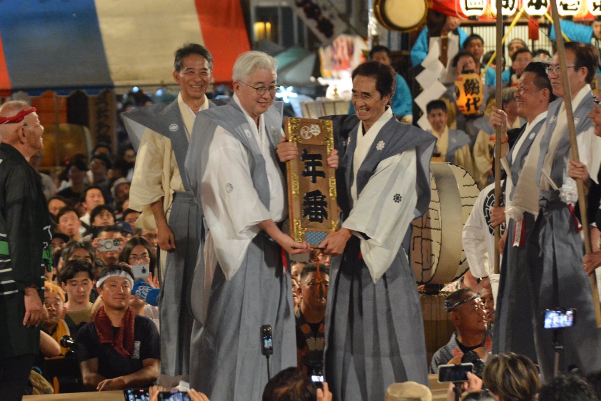 kumagayacity's tweet photo. 🏮うちわ祭🏮
みなさん今年のうちわ祭も楽しめましたか😁

今回は、最終日22日の様子をご紹介します！
最終日は、曳っ合わせ叩き合い、年番送りと還御祭が行われたくさんの人で賑わいました✨️

そして年番は、筑波区から銀座区に送り渡されました！
来年のうちわ祭も楽しみですね😊
#うちわ祭  #熊谷 https://t.co/oN4JpYl1XJ