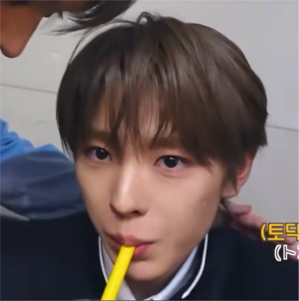 youseemyhope's tweet photo. ストローで飲み物飲んでるときの顔これなのさすがちょっと可愛すぎやしないか https://t.co/QtsgiL96JB