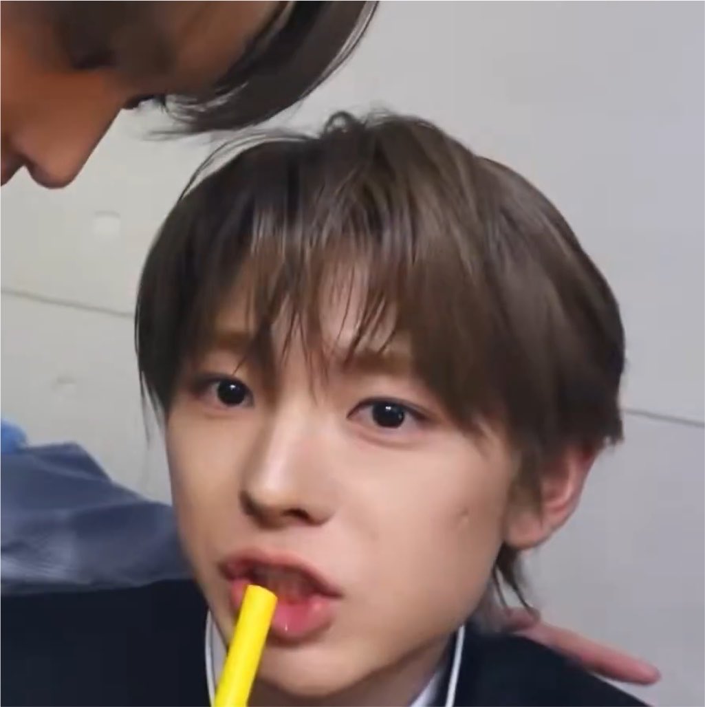 youseemyhope's tweet photo. ストローで飲み物飲んでるときの顔これなのさすがちょっと可愛すぎやしないか https://t.co/QtsgiL96JB