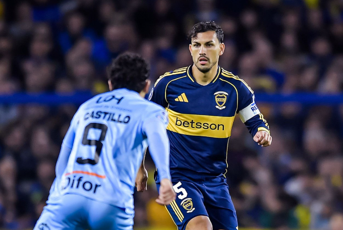 SiempreBocaJr's tweet photo. Un día estas jugando la final del mundo y al otro día jugando la Sudamericana con Boca. 4 Días de diferencia. 

Mis sinceras gracias por volver pleno, Leandro. 👏🏻 https://t.co/tGuGtqX2Ef