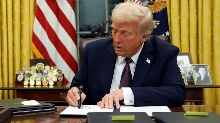 Madfxweb's tweet photo. 🚨 ZOLL-ALARM: Am 20. Februar 2026 entschied der Supreme Court, dass das von Trump verwendete Notstandsgesetz keine rechtliche Grundlage für seine Zölle bietet.

Noch am selben Tag unterschrieb Trump deshalb einen vorübergehenden Importzoll von 10 %, der am 24. Februar https://t.co/QRsOAAw0sn