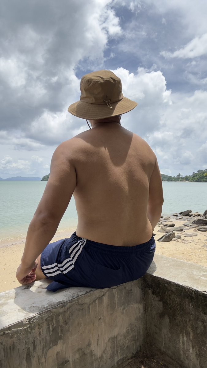 RonnySportsPHK's tweet photo. ไม่เคยคิดจะหันหลังให้ใคร... กลัวเขาเห็นพุง #DaddyBear #GymLife #BearMode #FitnessJourney #TrainHard https://t.co/pZDqrTiAvQ