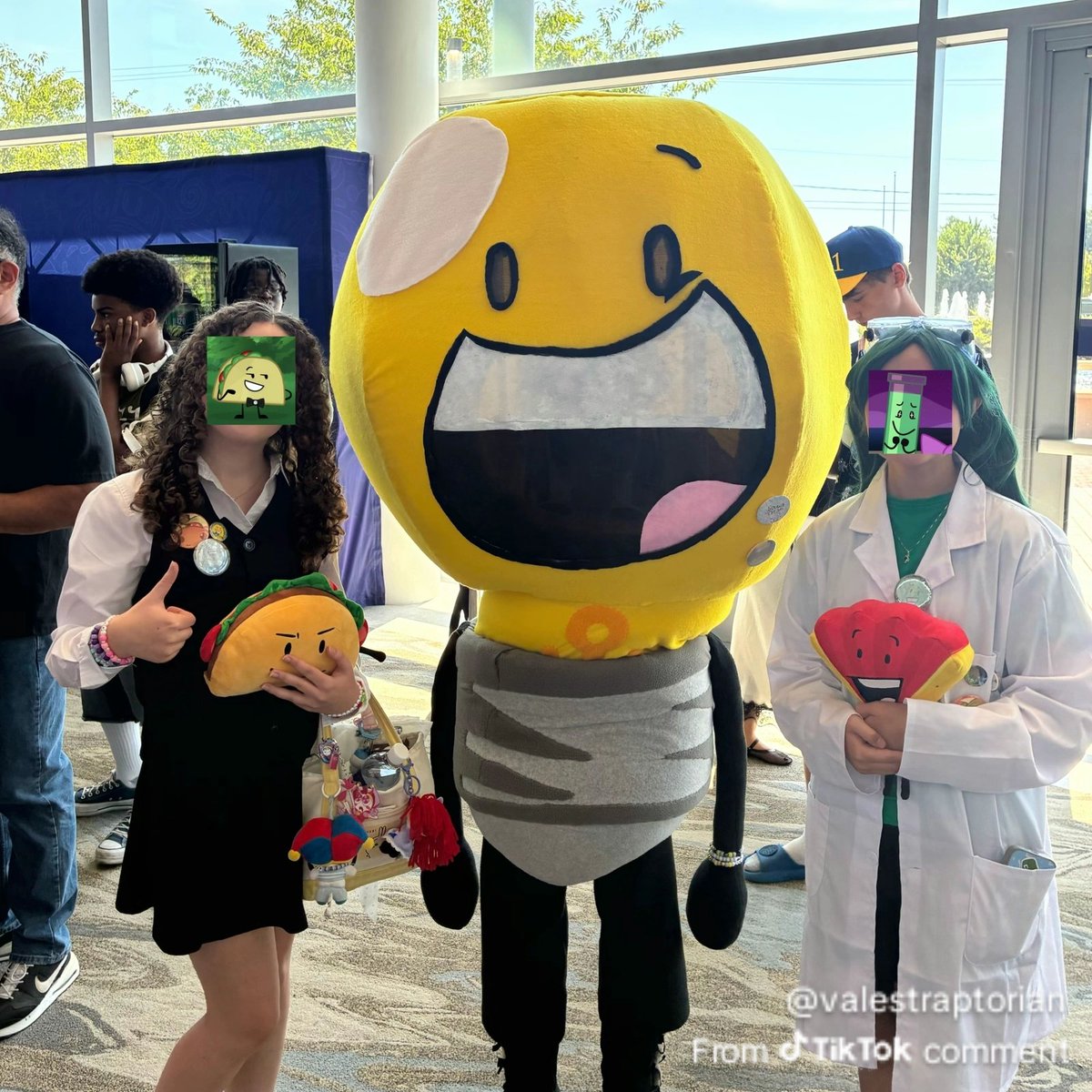 souwacream's tweet photo. Hi guys... Im the very large lightbulb cosplayer / mascot!!!! Just made this acc tonight so sorry if I look like a bot lol but pls follow if your interested in my craft... Teddy bear costume next 👀👀👀 https://t.co/FTmNmoznWf