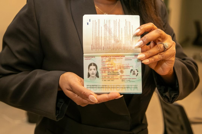 ListinDiario's tweet photo. #LaRepúblicaLD | Acuerdan instalar servicios de renovación de pasaportes en aeropuertos del país

🔗https://t.co/aduzT5L05U

#ListínDiario https://t.co/ylnHJXe1Gt