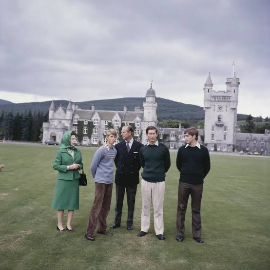 kaptere_mumbi's tweet photo. @GlowanneLee They probably visited Windsor to put flowers on Great-Gran & GranPa’s grave, then went on to #QEII’s favourite home, Balmoral.
When they face-timed, the kids probably saw some of its sights.
Lili would have been delighted to visit a REAL Castle, that her family STILL lives in! https://t.co/Z2GqhJdf54
