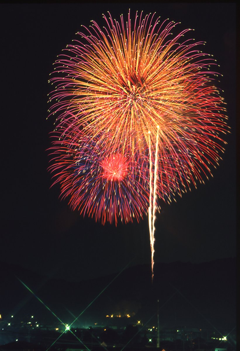 AichiNow_jp's tweet photo. 8/1(土)・2(日)
御油夏まつり＜#豊川市＞
https://t.co/SPXCxS4y3Y
古くから「煙火好き」の町として知られる御油では、昼は勇壮な神輿や山車が宿場町を巡行し、夜は手筒花火や川煙火など約3,000発の花火が夜空を彩ります。東三河ならではの伝統と夏の風情を満喫できる祭りへ、足を運んでみませんか。 https://t.co/6cjFL1v9y4