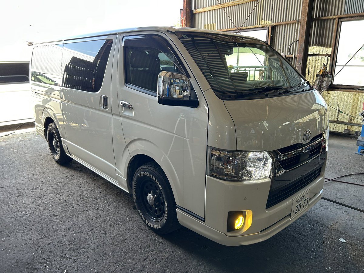 KojiNakagoshi's tweet photo. 緩募
お盆明けにAA搬入するんだけど、その隙間時間に
ハイエース　ダークプライム2 GDH206V
昨日まで社用車で使ってました。
足回りも何か部品はいってます。
弊社ヤード渡　無事故4点内装B総額295万
見に来て決めて下さいね https://t.co/AYfTsIaW9o