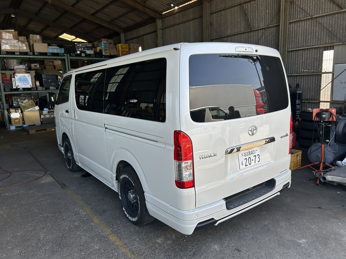 KojiNakagoshi's tweet photo. 緩募
お盆明けにAA搬入するんだけど、その隙間時間に
ハイエース　ダークプライム2 GDH206V
昨日まで社用車で使ってました。
足回りも何か部品はいってます。
弊社ヤード渡　無事故4点内装B総額295万
見に来て決めて下さいね https://t.co/AYfTsIaW9o