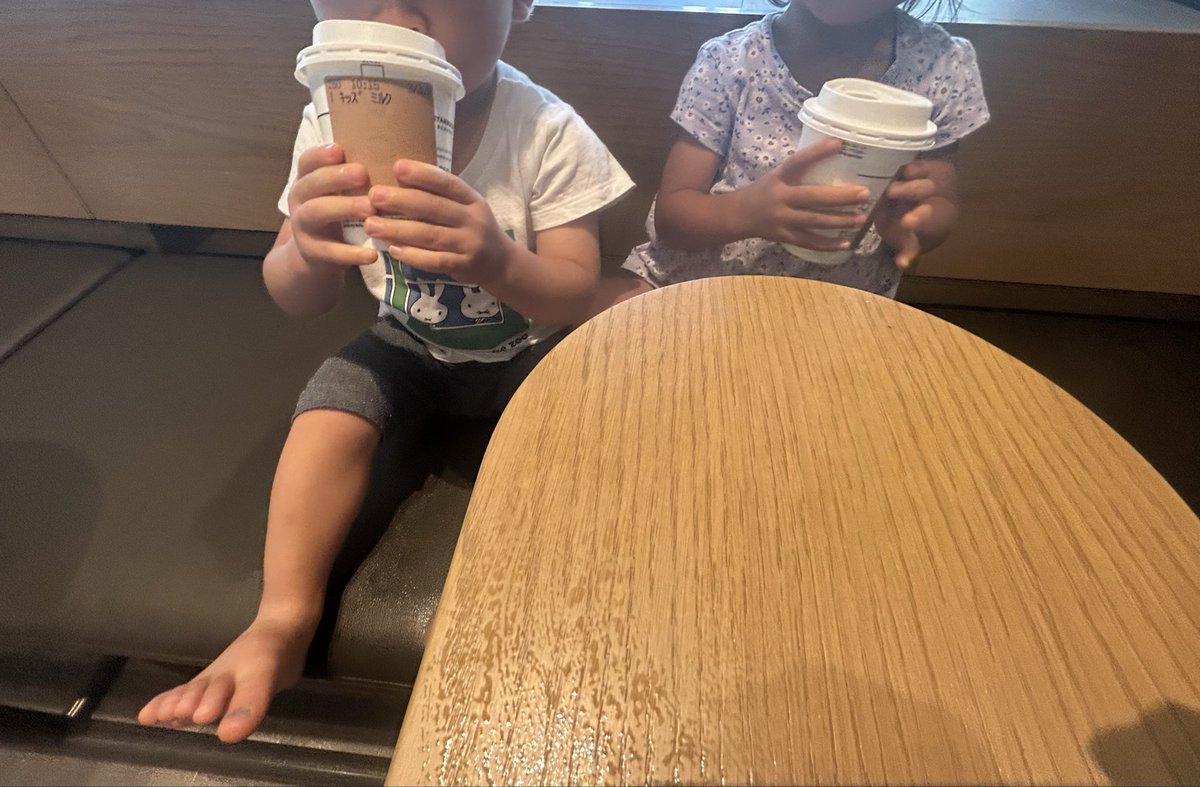 jun_fumiy's tweet photo. 子供初めてのスタバデビュー
キッズミルク2人とも完飲🥛
親はマンゴーフラペチーノ。美味しかった！子供とカフェ行けたの嬉しいなー。 https://t.co/GDHwyedYjA