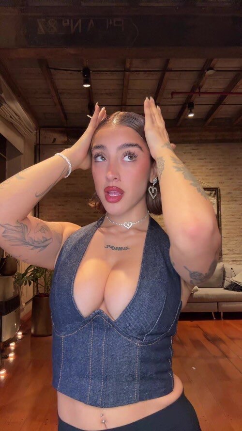 detonadassass's tweet photo. CUANDO SE DEJA ENGORDAR UN POQUITO LE EXPLOTAN LAS TETAS A LA CHILENA. TANTO QUE SE PONEN A LA PAR DE APETECIBLES QUE SU CULO YA LEGENDARIO https://t.co/Jl4WRK92qA