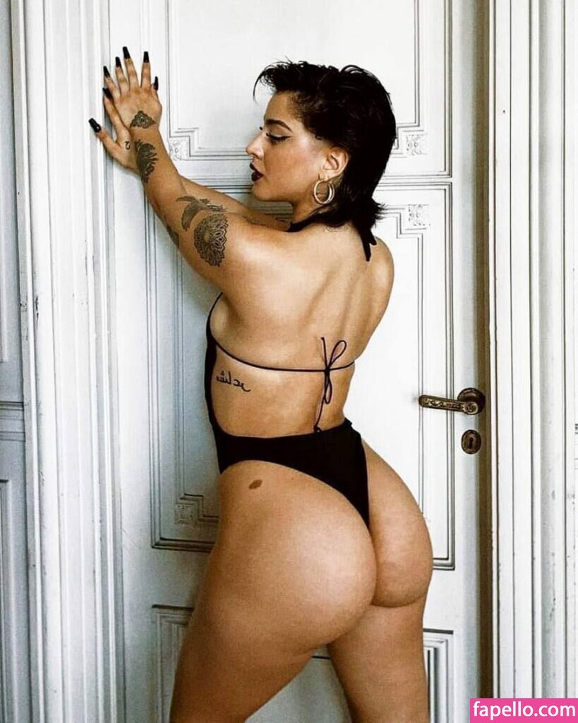 detonadassass's tweet photo. CUANDO SE DEJA ENGORDAR UN POQUITO LE EXPLOTAN LAS TETAS A LA CHILENA. TANTO QUE SE PONEN A LA PAR DE APETECIBLES QUE SU CULO YA LEGENDARIO https://t.co/Jl4WRK92qA