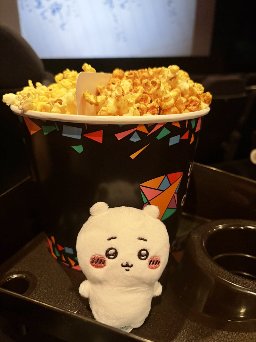 yuuuke_s2's tweet photo. 朝一で #ちいかわ 観てきた🥰
ちゃんと家からちいちゃん連れてきたよ。
#映画ちいかわ https://t.co/F6YLTXTxiG