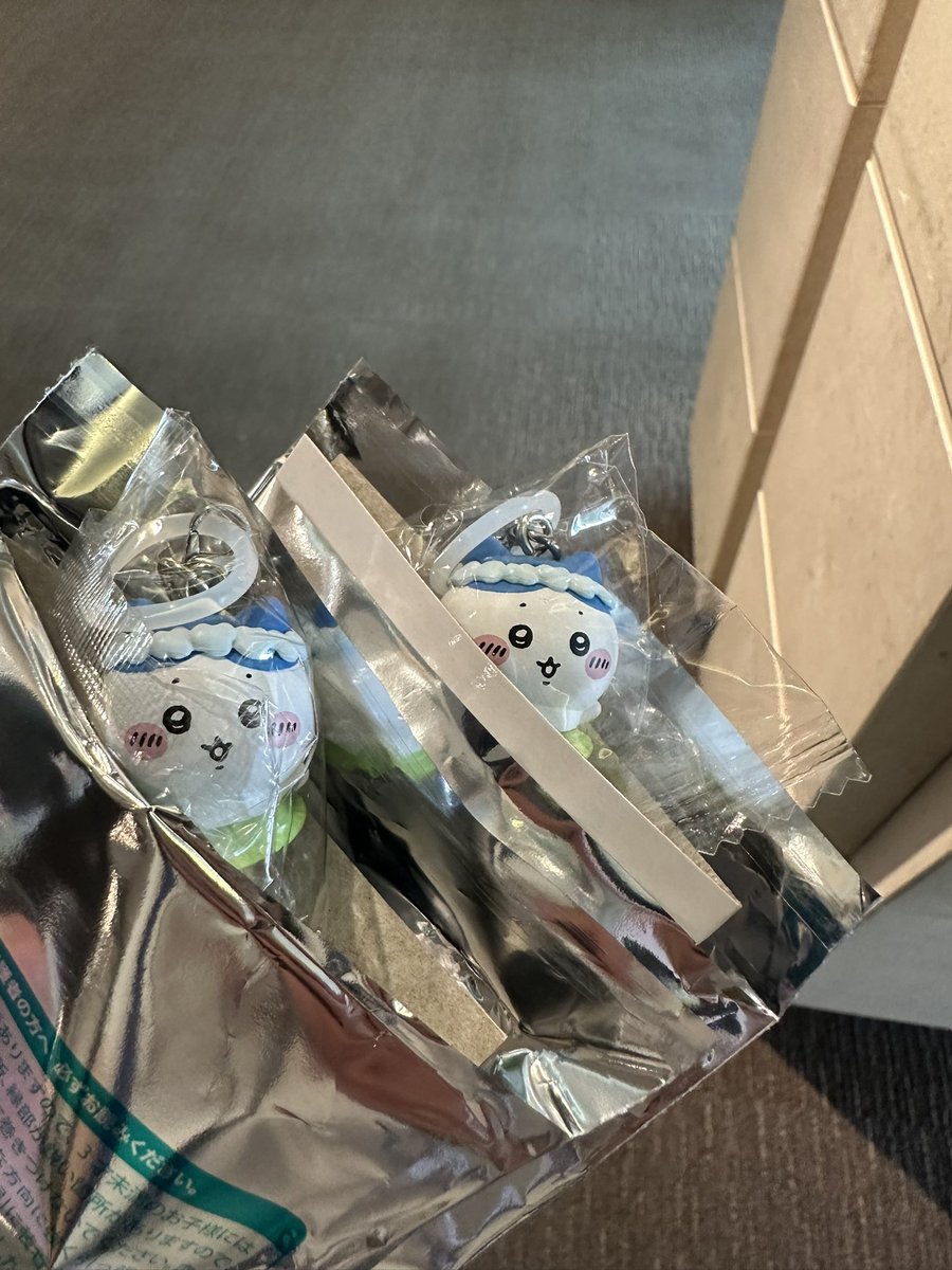 sakurascall's tweet photo. 交換 劇場版ちいかわ めじるしチャーム 入場特典

【譲】ハチワレ×2
【求】��モンガ(優先)、古本屋
　
本日川崎にて手渡し優先、後日郵送も可能です。
お気軽にお声掛けください！ https://t.co/drfrgE9VUl
