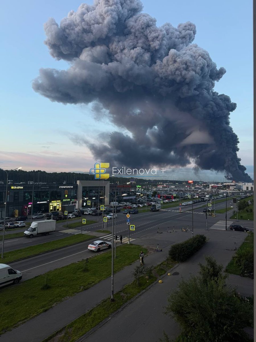 JayinKyiv's tweet photo. Scenes from  St. Petersburg at this hour as strike after strike is delivered by Ukrainian Forces in several areas of the region. https://t.co/ay1ROoaO82