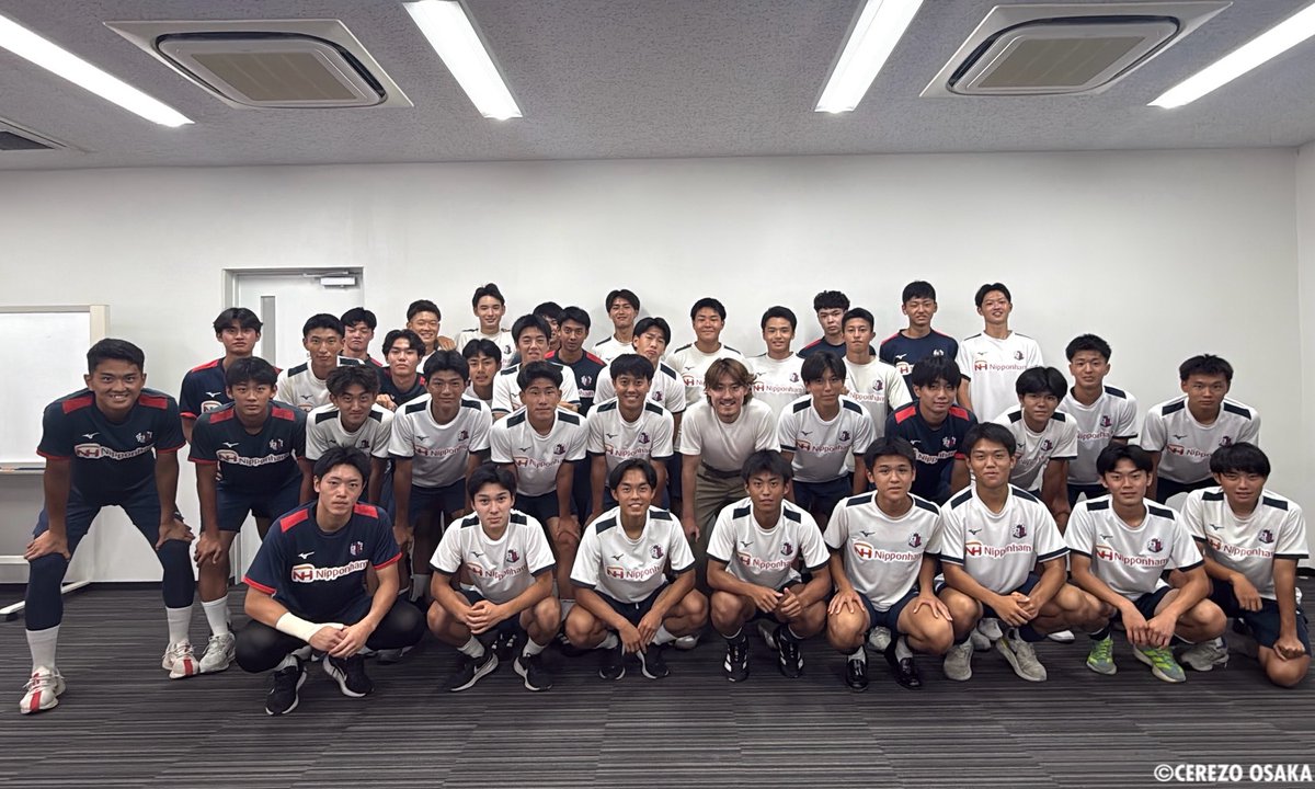 cerezo_academy's tweet photo. #セレッソ大阪アカデミー 出身で、現在はル・アーヴルAC に所属している #瀬古歩夢 選手が、アカデミーの選手たちに向けて、アカデミー時代を振り返ってのお話や、海外での生活、そしてワールドカップでの経験について、お話をしてくれました🗣️🌸

改めてワールドカップお疲れさまでした🇯🇵⚽✨
貴重なお話をありがとう🌸☺
これからも応援しています📣✨

#ハナサカクラブ