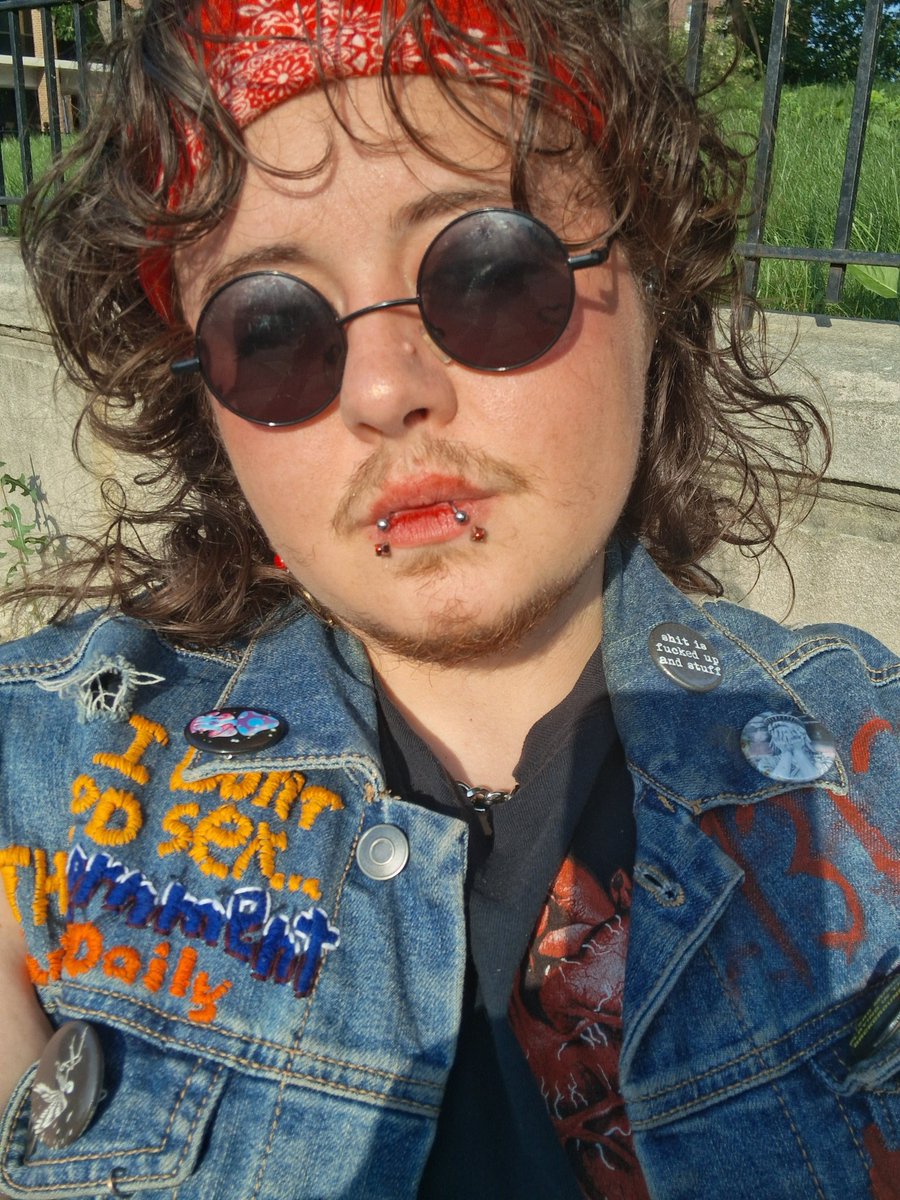 kitten_422's tweet photo. That pretty alt boy will change your life :3 https://t.co/nGANsRJnBe