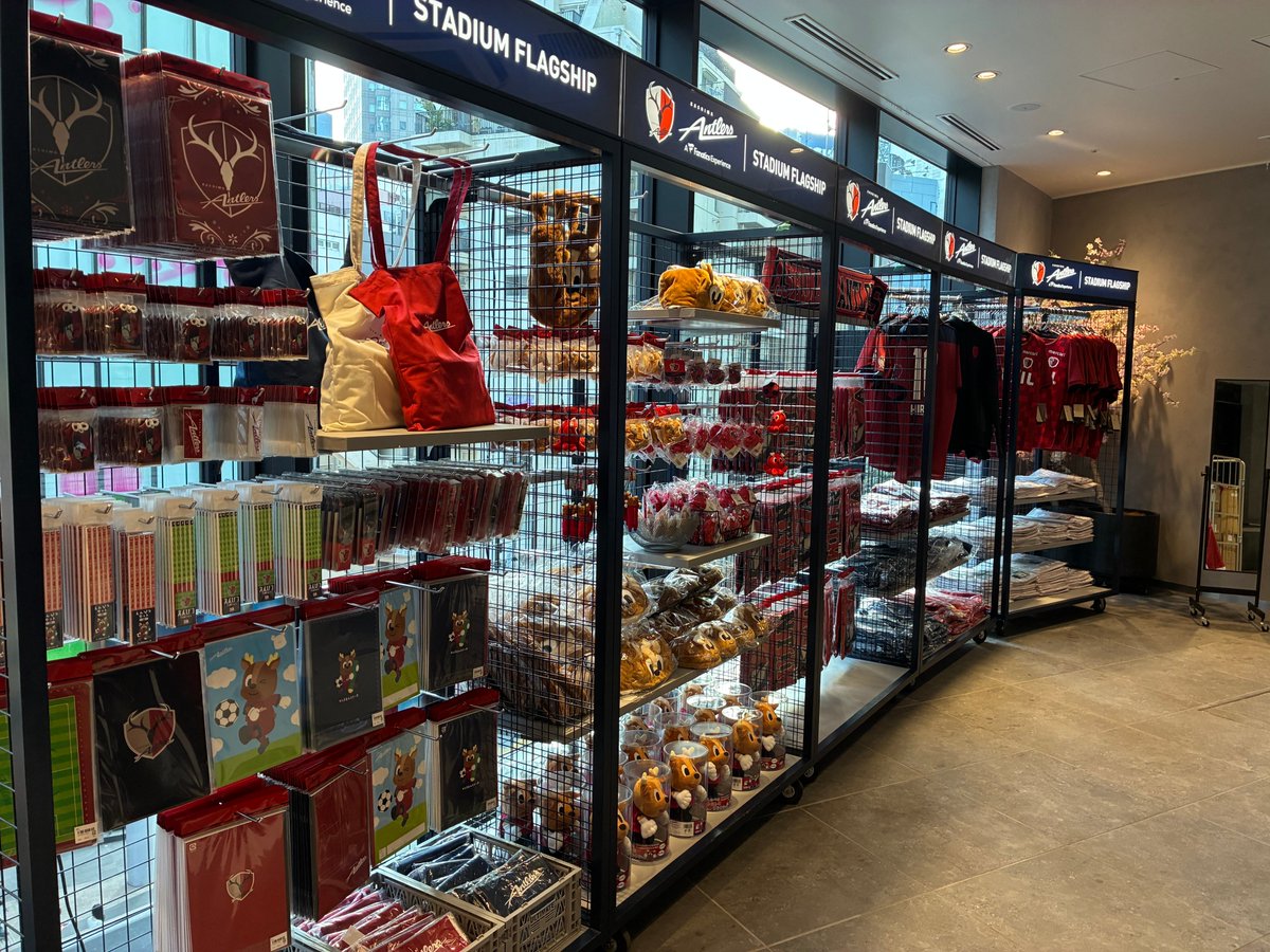 atlrs_official's tweet photo. 📣Shibuya Sakura Stageにて、ANTLERS OFFICIAL STORE SHIBUYAが期間限定でオープン！

🗓️ 開催期間：7/24（金）～7/30（木）
🕙 営業時間：10:00～21:00

OFFICIAL STORE SHIBUYAでは26-27タオルマフラー2種を先行販売！さらに、7/24よりNIKEアパレル2種をOFFICIAL STORE SHIBUYA・CLUBHOUSEで販売開始します！
グッズご購入いただいた方にはポストカードをプレゼント🎁✨

この機会にぜひお立ち寄りください！

#鹿島アントラーズ #antlers