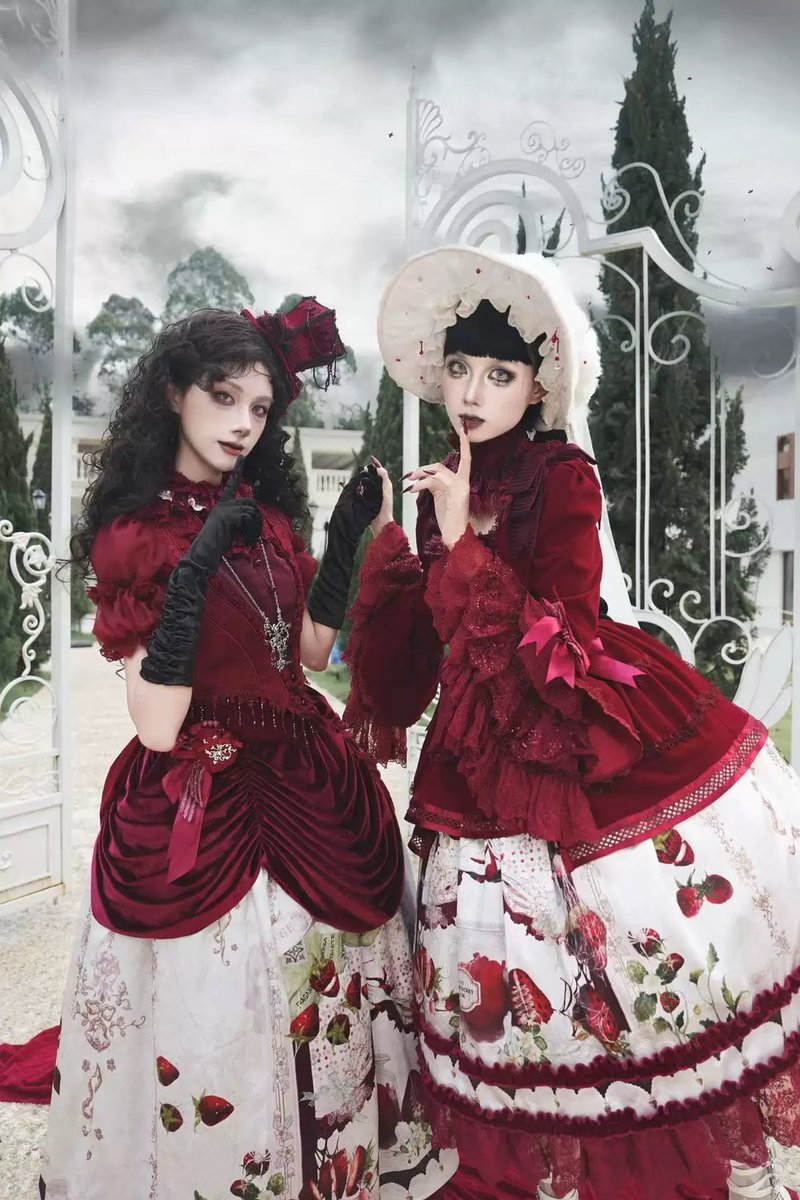 42lolita_'s tweet photo. New🔥Monster Strawberry Hunt - Gothic Lolita Strawberry Printed Velvet Dress Set

📅 Pre-order Ends: Aug 10, 2026

🍓Removable bows and corset-inspired shaping let you build a dramatic dark coord

Purchase link: https://t.co/5lHvorPTuJ

#GothicLolita #VelvetDress https://t.co/pQdBKiIfBN