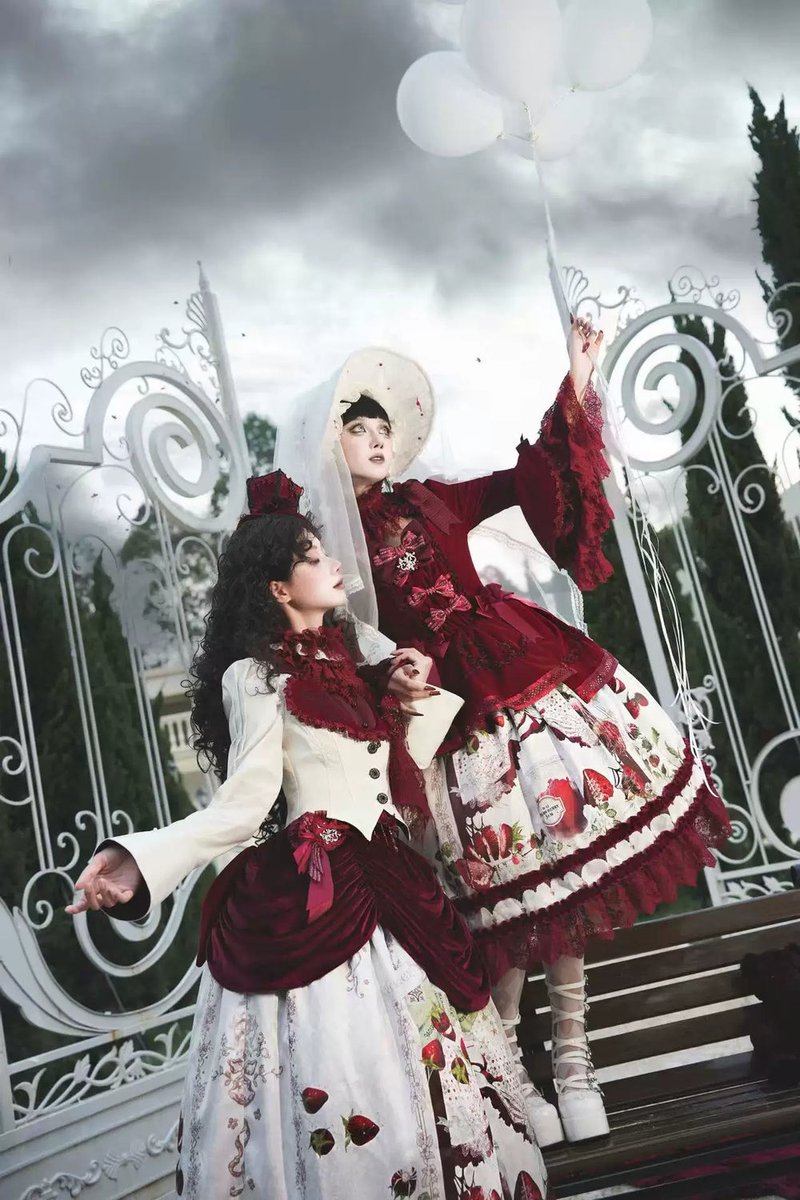 42lolita_'s tweet photo. New🔥Monster Strawberry Hunt - Gothic Lolita Strawberry Printed Velvet Dress Set

📅 Pre-order Ends: Aug 10, 2026

🍓Removable bows and corset-inspired shaping let you build a dramatic dark coord

Purchase link: https://t.co/5lHvorPTuJ

#GothicLolita #VelvetDress https://t.co/pQdBKiIfBN