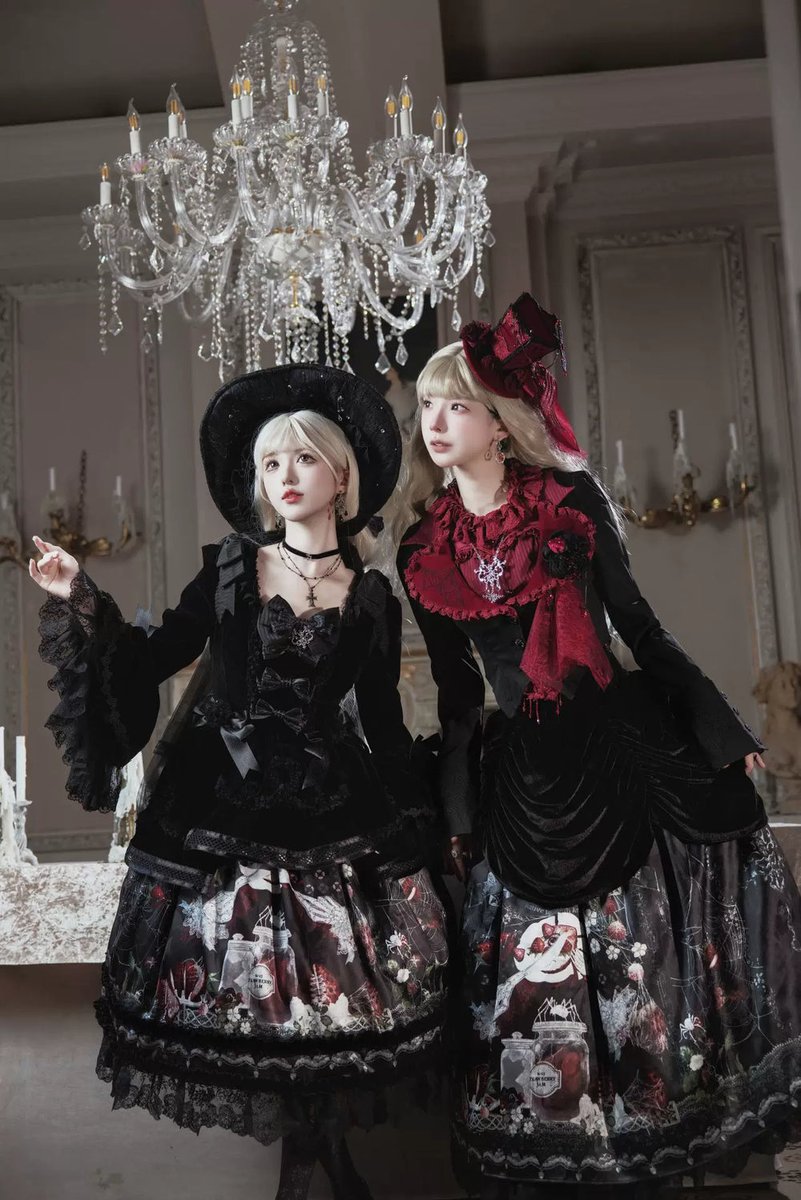 42lolita_'s tweet photo. New🔥Monster Strawberry Hunt - Gothic Lolita Strawberry Printed Velvet Dress Set

📅 Pre-order Ends: Aug 10, 2026

🍓Removable bows and corset-inspired shaping let you build a dramatic dark coord

Purchase link: https://t.co/5lHvorPTuJ

#GothicLolita #VelvetDress https://t.co/pQdBKiIfBN