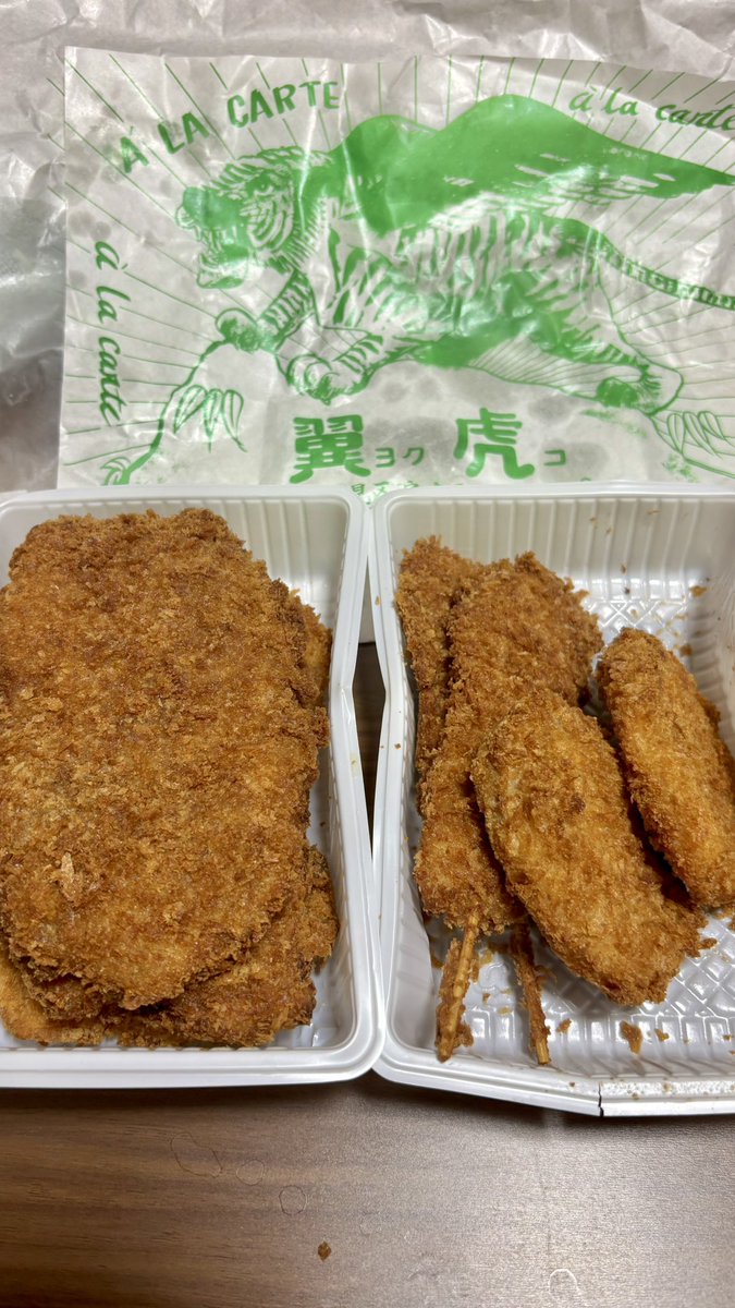 shuu__osaka's tweet photo. 淀にある翼虎（ヨクコやけどみんな
ヨッコて言うてる）
淀の競馬場行く時は必ず寄って買う
老舗のフライ屋さん
令和にこの値段はなかなか無い
コロッケは塩コショウで食べたら美味い
その他の揚げもんも美味い
京阪淀駅からすぐやで

#翼虎
#京都グルメ
#淀
#コロッケ https://t.co/5RGPJrZIg8