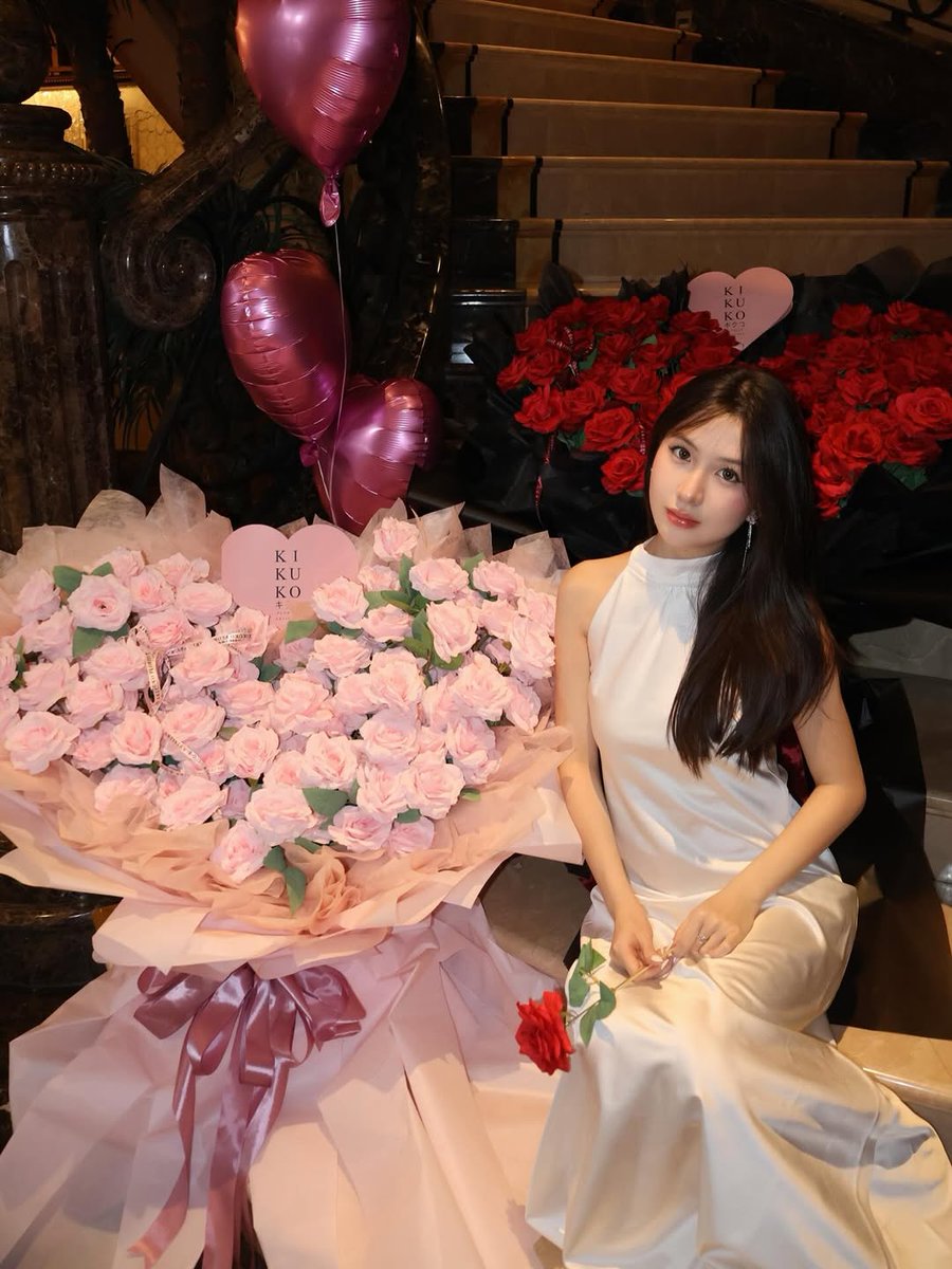 christabelcbigp's tweet photo. flowers makes a girl happy 🤍🥀 the loveliest surpise https://t.co/gQkxnm2HLH