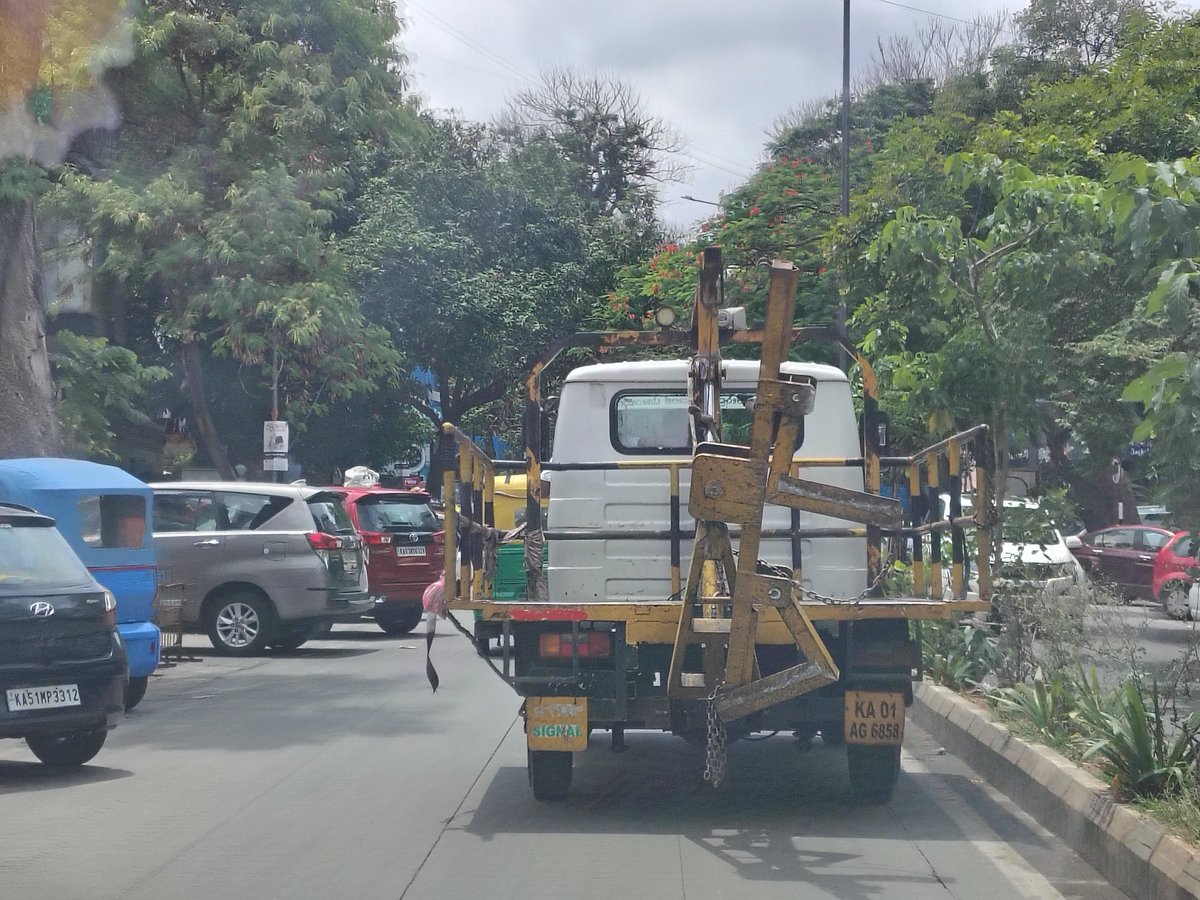 MrJanaTS's tweet photo. @BlrCityPolice  is strictly following HSRP plate on their own towing vehicle. 

The rules are applicable to common man but not for police vehicle. 

Look at the extended body of the vehicle.

Location: https://t.co/sT32wF2ZjP https://t.co/5gOOi8Q39u
