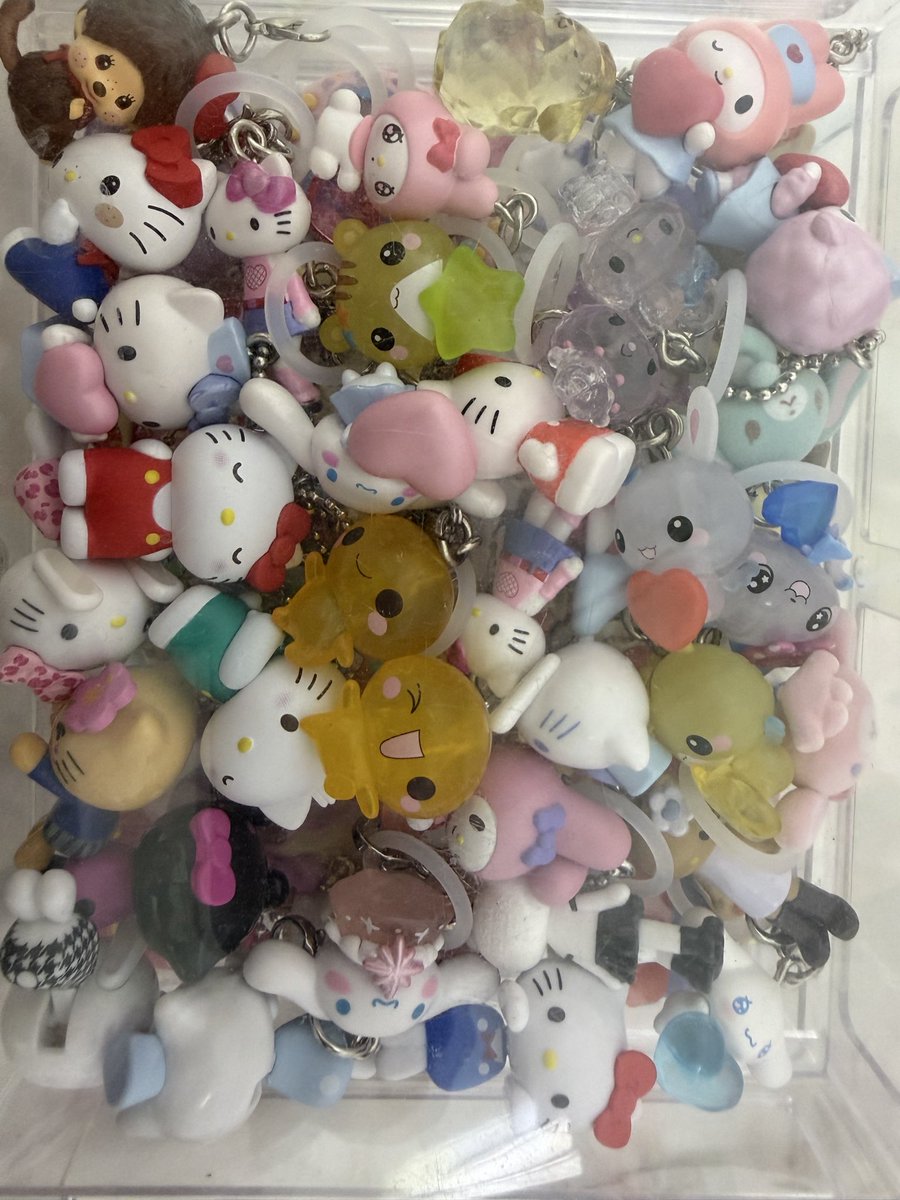 __mnss2's tweet photo. レポートとテストがやばいほんとに！笑今日は写真集の件で集まって来るよ！チェキについては日曜と火曜で時間こじ開けて作業進めますほんとに待たせすぎてしまってごめんなさい🙇‍♀️お気に入りのガチャ達を送るのでもう少し待ってください（？）😭笑笑 https://t.co/A0Gz4ljdbA