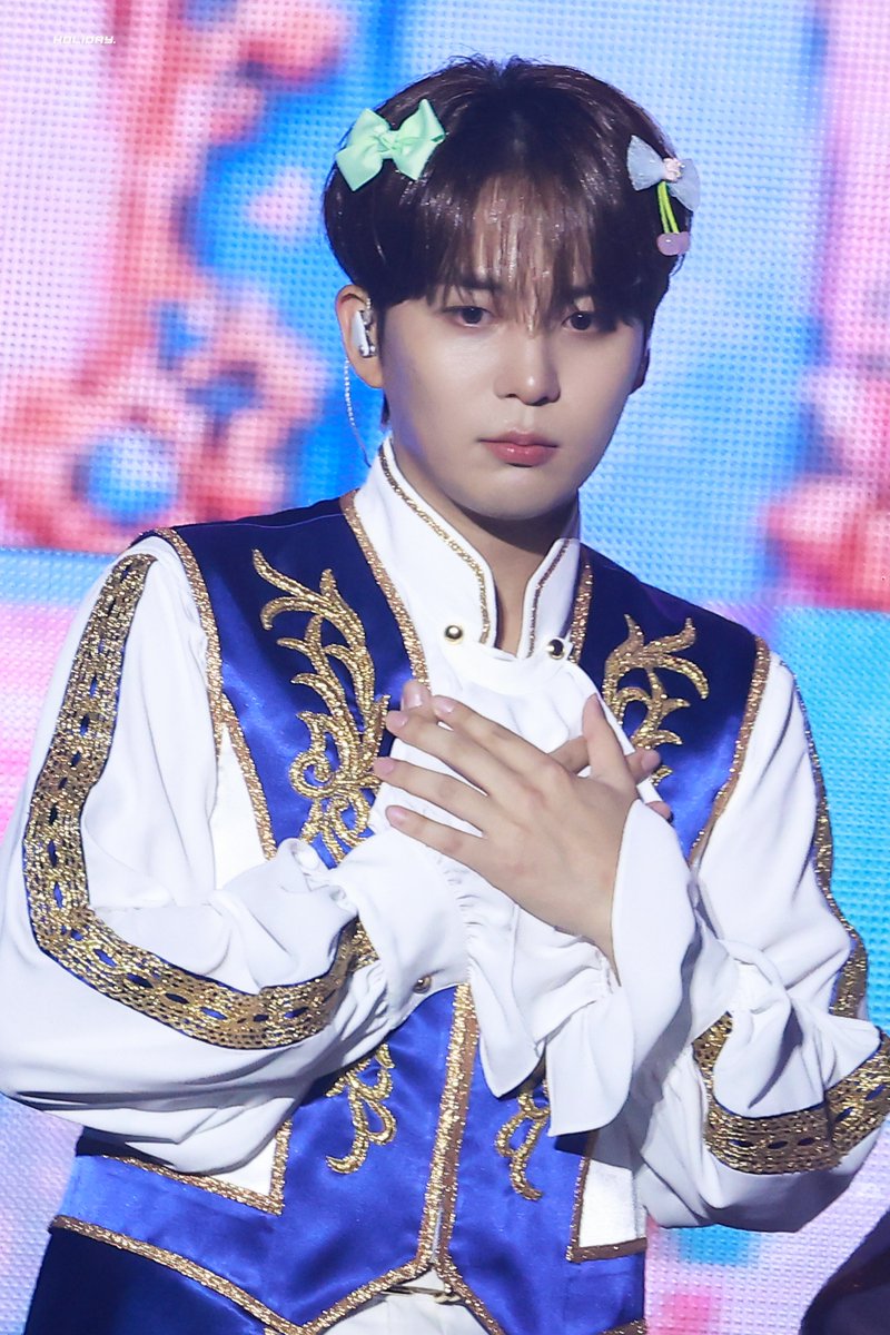 호liday. tweet media