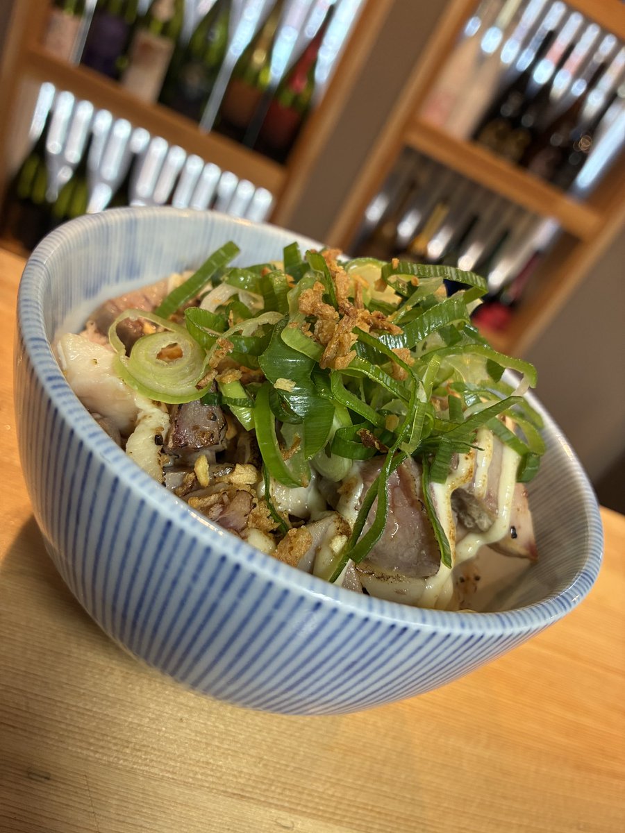 syun_ra_21's tweet photo. 7/24（金）の営業予定です。
ランチ 11:00-14:30LO
ディナー 18:00-20:30LO

【本日の構成】
鮮魚：蜆、鰻
動物：大山鶏、親丸鷄
煮干：白口、背黒、平子、潤目、鯵
乾物：羅臼昆布、椎茸

【SNS限定】
冷やし汁なし担々麺(細麺) 👈かけの食券で！
切り落とし炙りマヨチャーシュー丼
【限定麺】
土用の丑 うなぎ濃厚鮮魚煮干白湯らぁめん
▶︎うなぎなしバージョン1300円
🧊夏季限定　冷やしらぁめん（塩/醤油）🧊
▶︎豚出汁、アカハタ、蜆、5種煮干、乾物
【限定丼】
A5仙台牛ユッケ風丼
【限定和え玉】
鰻肝と花椒の和え玉
【デザート】
赤紫蘇チェリーとみたらし団子アイス

【麺】
らぁめん（塩/醤油）
▶︎100円券で手揉み麺変更200g ⚠️大盛不可
つけめん（塩/醤油）夜のみ🌙
▶らぁめんの食券➕つけ麺変更券
まぜそば(国産背脂)

🧊持ち帰り冷凍らぁめん 各1000円🧊
🟦塩（大山鶏、5種煮干、蜆、スズキ）  5
🟨自家製ラー油の冷やし鴨味噌らぁめん 3
🟥アブラボウズの濃厚煮干らぁめん 3
持ち帰りのみの場合は並ばずにご購入いただけます。
よろしくお願い致します🙇‍♂️