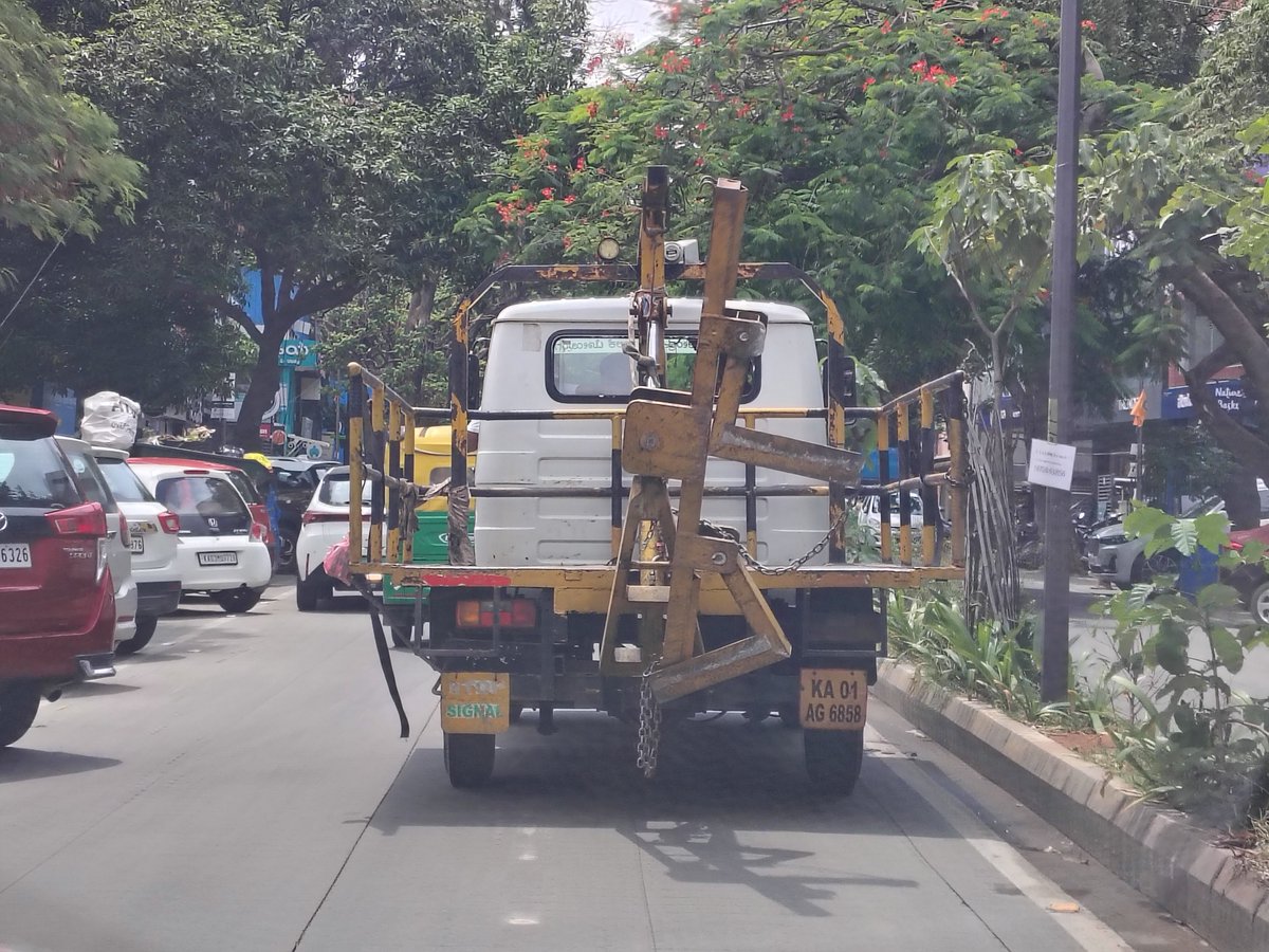 MrJanaTS's tweet photo. @BlrCityPolice  is strictly following HSRP plate on their own towing vehicle. 

The rules are applicable to common man but not for police vehicle. 

Look at the extended body of the vehicle.

Location: https://t.co/sT32wF2ZjP https://t.co/5gOOi8Q39u