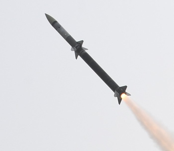 kib_reddy's tweet photo. @Ray70409890 Maybe we are fooled by prespextive? Barak 8 has a 150km version with a booster, why shouldn't Akash NG. https://t.co/su2oLGC8iK