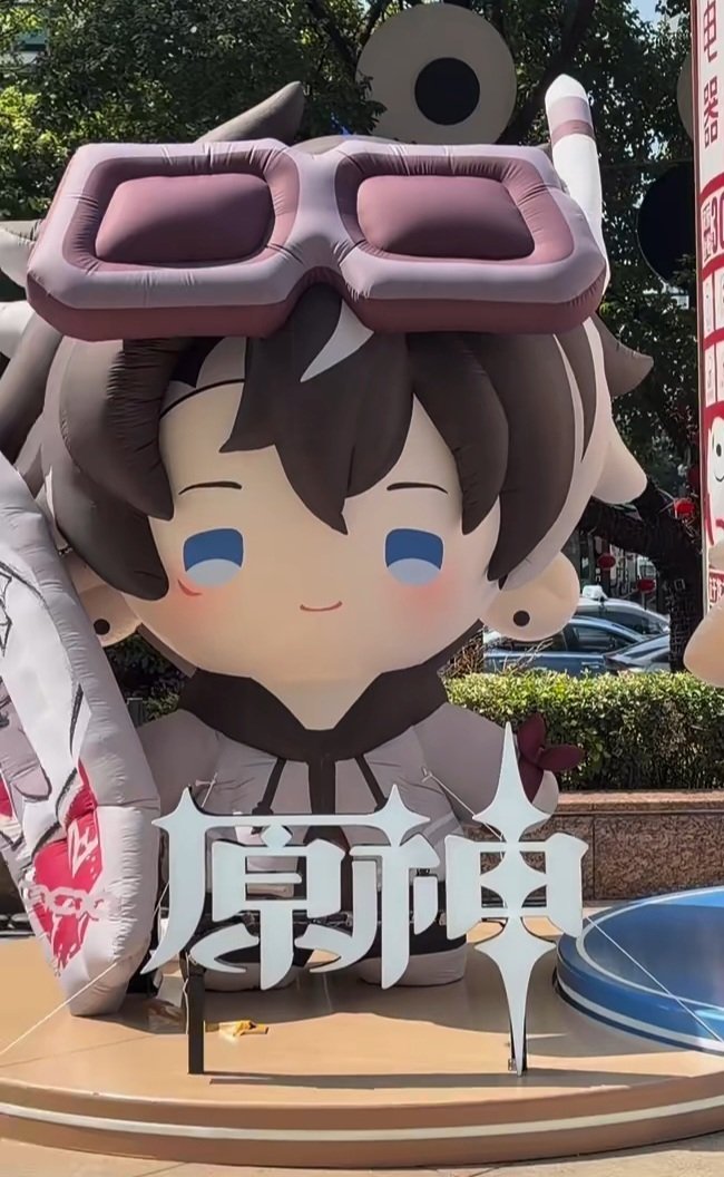 inu_kishi's tweet photo. Giant surfer #Wriothesley in China, he's so cute 🖤🥺✨️ https://t.co/xAZJS0DRv7