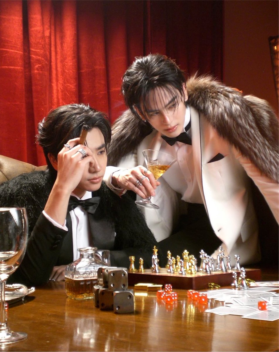 suikatopeach's tweet photo. 𝓜𝓻. &amp; 𝓜𝓻𝓼. 𝓓𝓮 𝓖𝓾𝓼𝓽𝓻𝓸 🚬🍸 https://t.co/SbZIDOGwl2