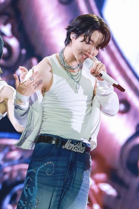hobiprincesss's tweet photo. Pretty Hobi 
#jhope #제이홉 #prettyhobi #princesshobi #hobibaby https://t.co/zHUkyxWsZM