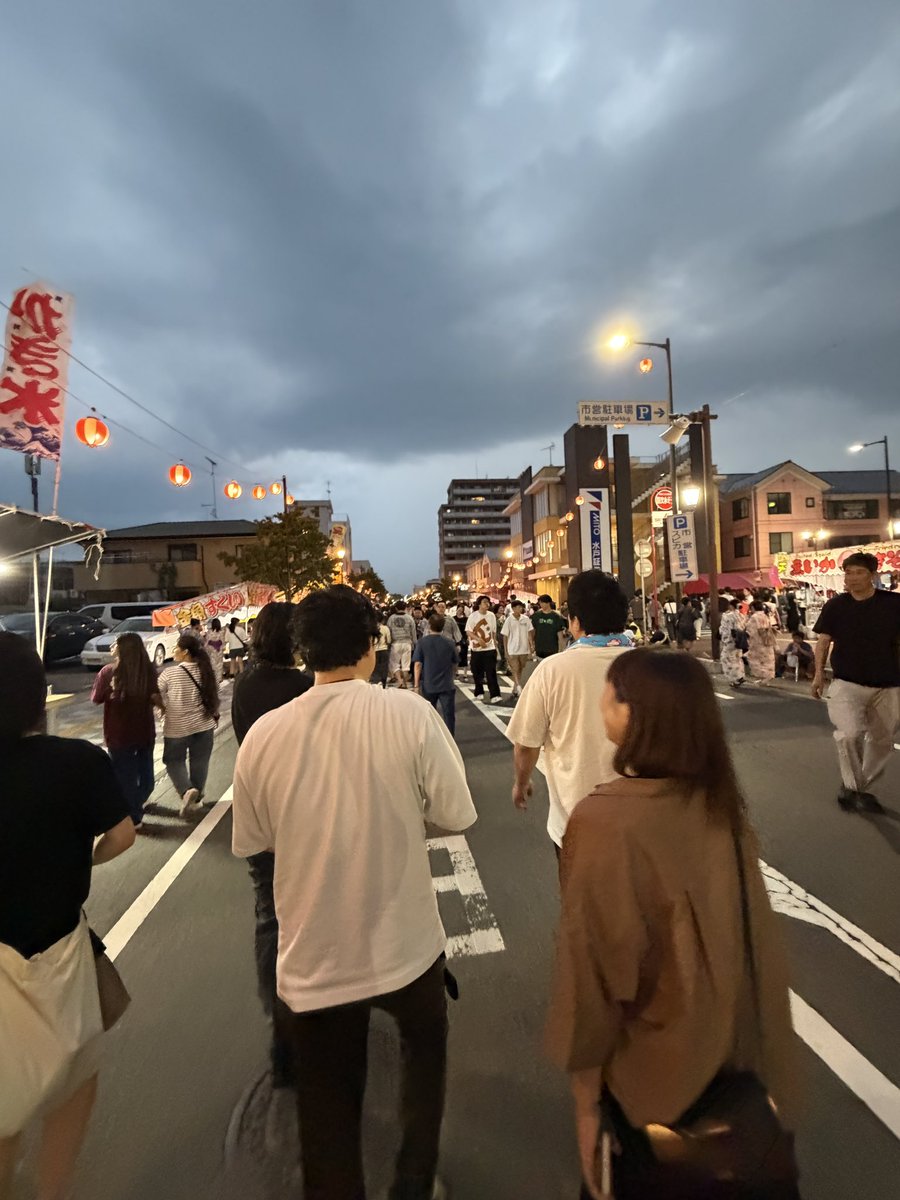 kabu10PLT's tweet photo. 昨日、新店視察を兼ねて、茨城県筑西市の下館祇園まつりに、茨城県内オフィスのメンバーとお邪魔しました！
暑いけど、お祭りってやっぱりちょっとテンション上がっちゃいますよね〜🤭
※この後、めちゃくちゃ土砂降りになってしばらく雨宿りしてました。
#夏祭り #夏休み https://t.co/KpUMFcIbN7