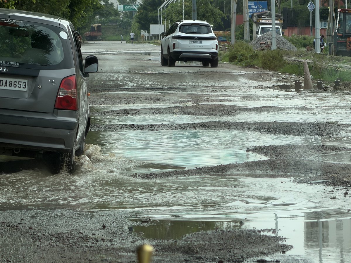 vikasicu's tweet photo. This is the status today @LkoDevAuthority. Is there a way that it can be improved or is dharna the only option for the common man. Get this road from Police HQ to Oranje Castle repaired asap. https://t.co/VSKhSZOVWV