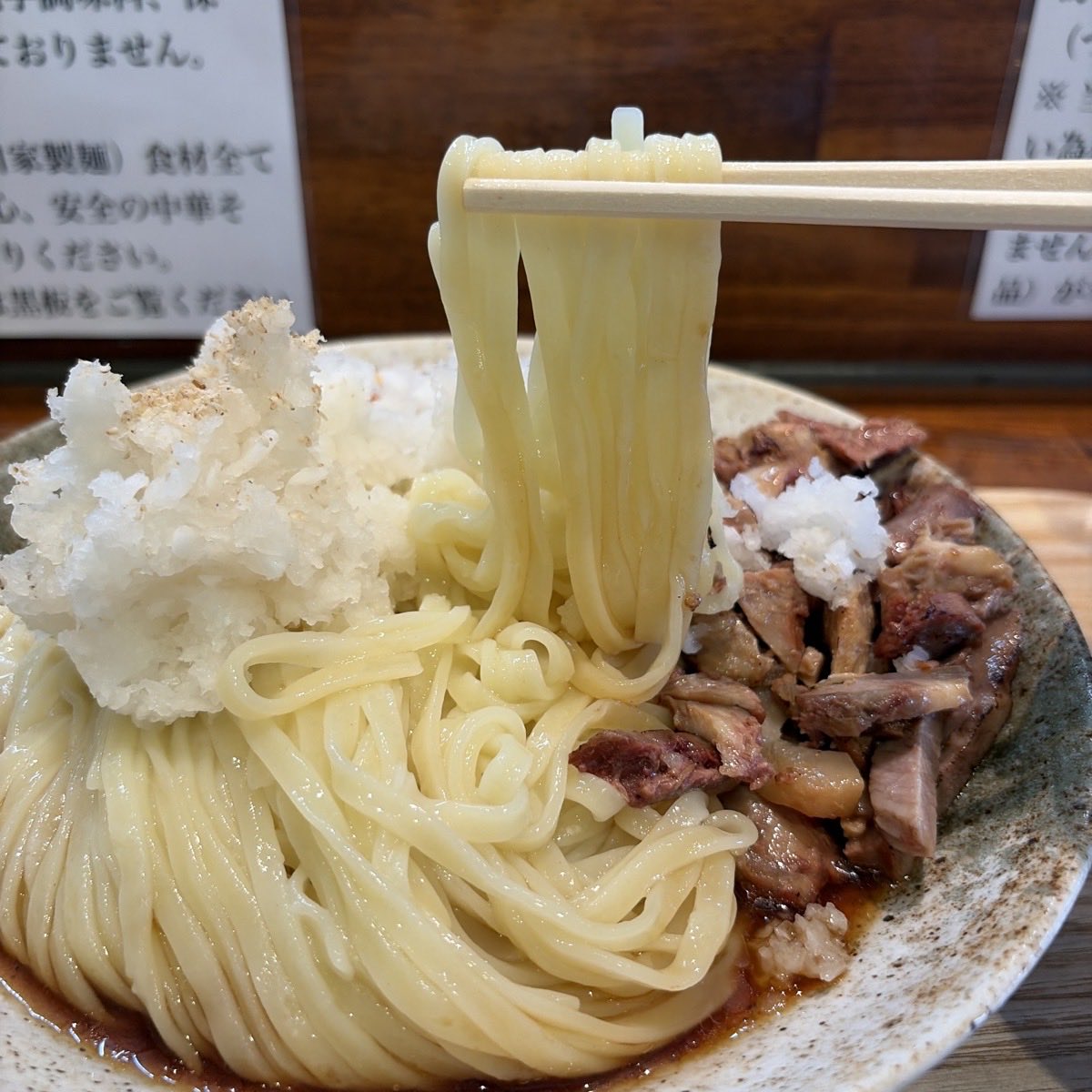 hirofsky's tweet photo. 煮干そば HIMAWARI@下高井戸
鬼おろし冷麺　1,400円

麺の量、普通（200g）、中（250g）、大（300g）から選べます。

たっぷりの大根おろし、麺は冷たくよくしまった白い平打ち麺です。

スープは冷やし中華の甘酸っぱい醤油味。

炙ったチャーシューが香ばしい香りを放ちます。

他にはない一杯です。 https://t.co/Q3ZlmZjG7p