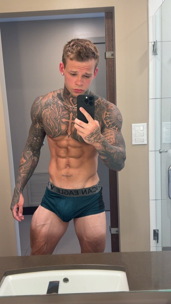 BossLiamXx's tweet photo. any 🏳️‍🌈 man seeing this should check my hidden side ;) https://t.co/2829GyqEeK