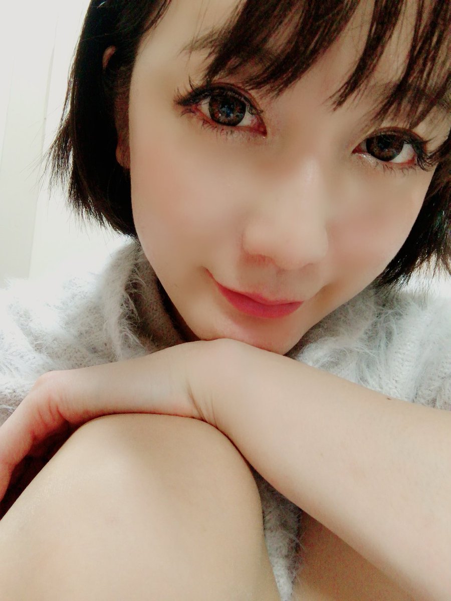 akaneokada's tweet photo. 携帯が最近水没して、新しくしたんだけど、
iCloud？がいっぱいで、2019年で止まってて、2019年の写真で携帯が埋め尽くされてるΣ（ﾟдﾟlll）
7年前…
Ailaさんは若返ってる☺️
はっぴーは変わらない☺️
私は…ダイエットを始めようと思いまする🫣
31日に間に合え〜〜〜😂！！！
https://t.co/THLHTOUalB https://t.co/PbsSEwchie