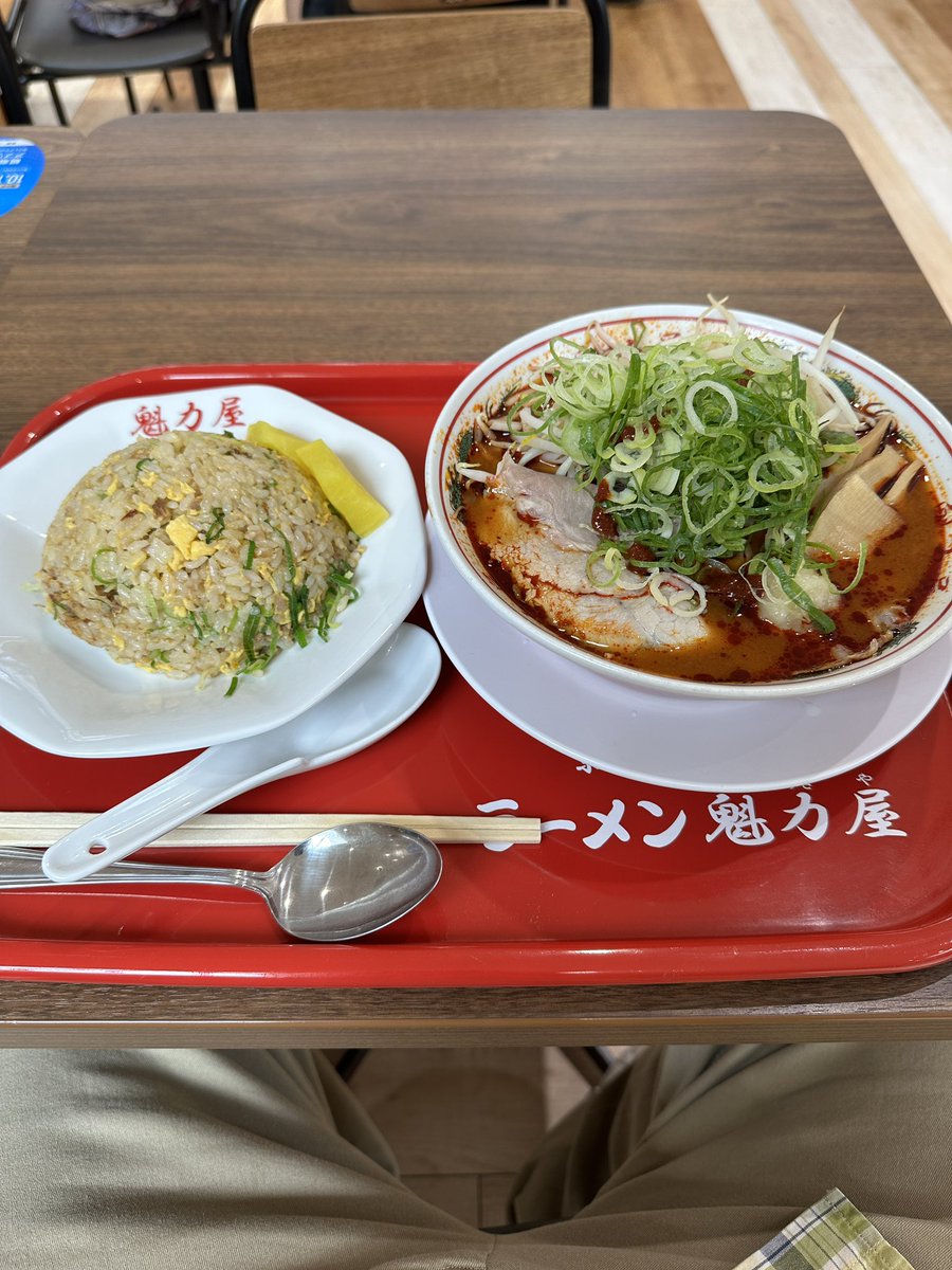 00q827's tweet photo. チャーハンの霊が出ないようにしっかり向き合って食べます（笑） https://t.co/Ba4nWuCGKB