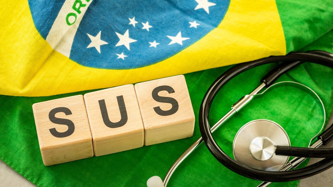 rtnoticias_br's tweet photo. 🇧🇷🏥 BRICS firmam compromisso de seguir modelo de saúde similar ao do Brasil

Os ministros da Saúde dos países do BRICS assinaram uma declaração que prevê o avanço da Cobertura Universal de Saúde, com acesso voltado às pessoas e à prevenção, em linha com princípios do SUS. https://t.co/56lpT4YaA0