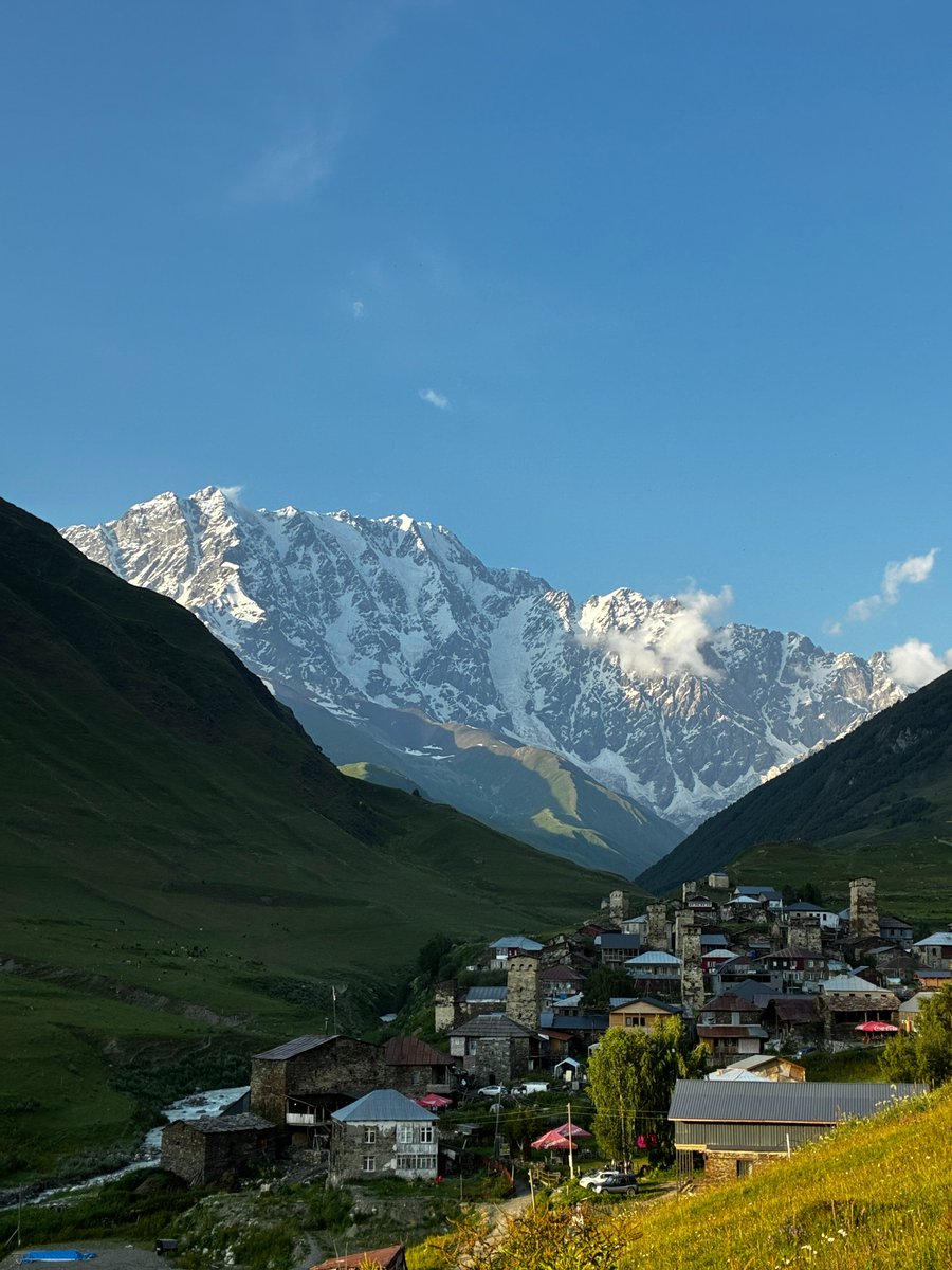 CentralAsiaplsJ's tweet photo. #ジョージア 🇬🇪の最高峰シュハラ山と、標高2000m以上の高地に位置するウシュグリ村🏔️
厳しい環境だからこそ、中世からの塔や住居、独自の言葉や音楽が今も受け継がれており、1996年には世界遺産に登録されました✨
環境の厳しさが文化を守ることもあるんですね😌 https://t.co/ggK38Vlgsk
