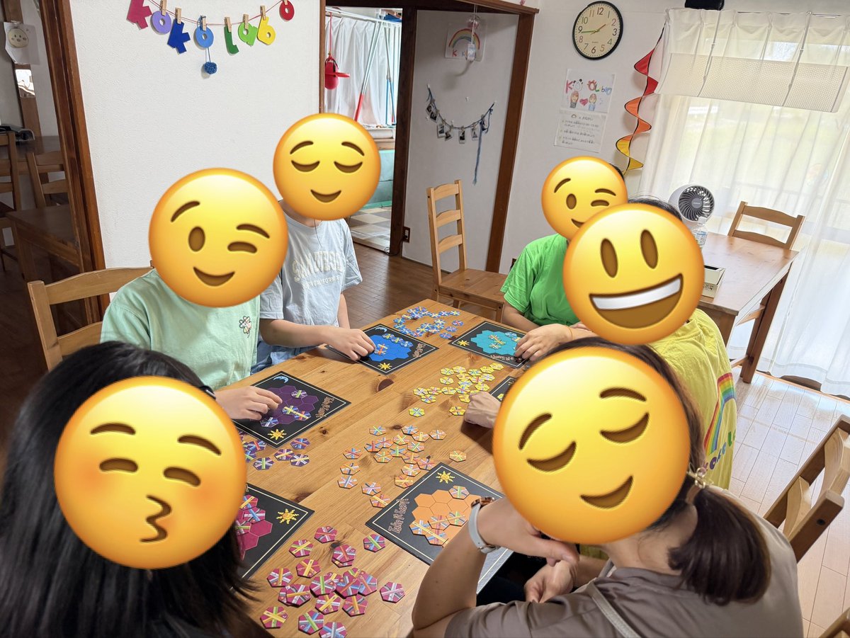 koko_labo's tweet photo. ７月23日のkoko labo🌈
予定から大幅に人数が減り少人数の日に😌辞書での調べ方も慣れてきていいかんじ📕暑い中水鉄砲で急にバトル開始🔫💦
take it easyのゲームは最後が算数満載🧮#フリースクールkokolabo #夏休みも平日もかんけーないkokolabo https://t.co/rKyMfgk06A