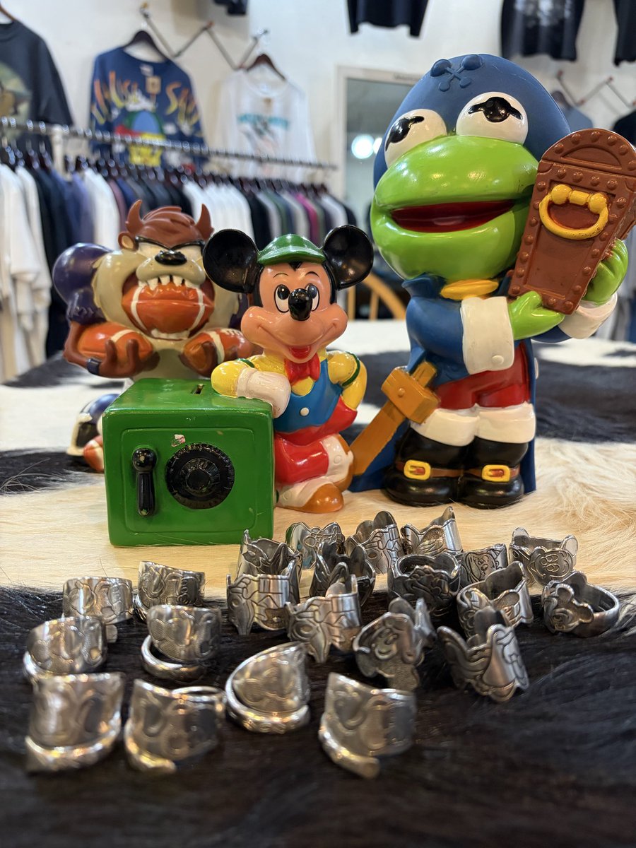 nuts_info's tweet photo. 本日7/24(金)新着アイテム大量入荷日です‼︎
今回はDisney・WBを中心とするキャラアイテム達が店頭へと仲間入りです♪
レアな個体も多いですよ〜😍
Tシャツだけでなくリングや貯金箱まで◎
入荷に伴い店内も大きく変化しているので、同時にお楽しみ下さい😊
本日も13時よりお待ちしてます🐭 https://t.co/RK1ujxRJJd