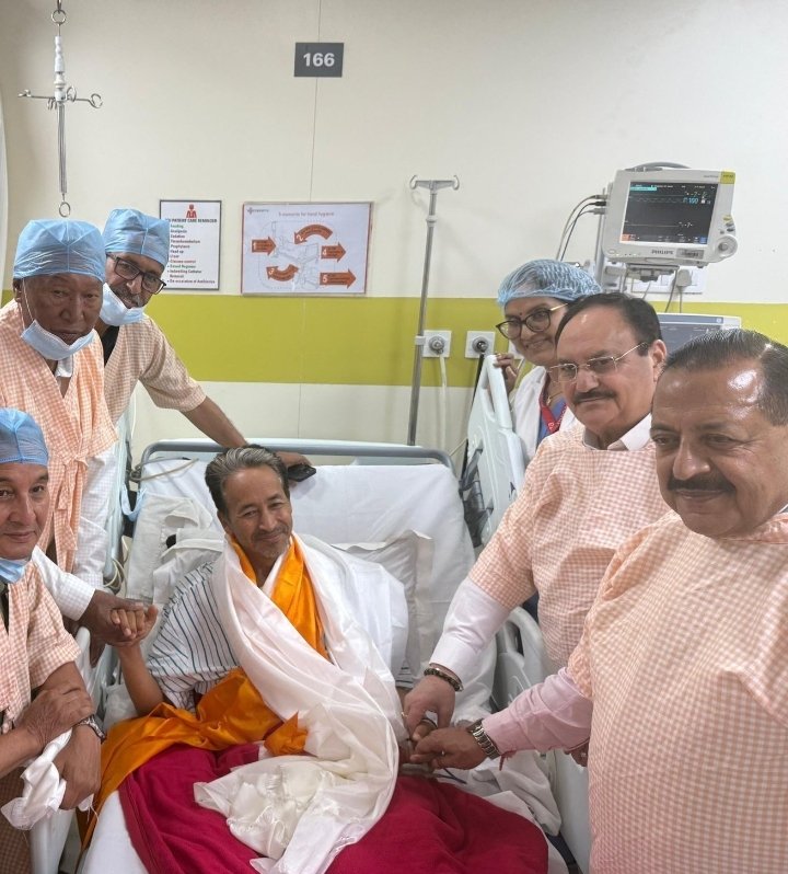 CommonBS786OM's tweet photo. कल रात जो घटनाएं घटी हैँ, वो बताती हैँ बीजेपी सारे खेल को तरीके से खेल रही है.

रात को 12 बजे सोनम का अनशन बीजेपी द्वारा तुड़वाना, मोदी का उसी वक़्त वीडियो बनाकर डालना, ये महज संयोग नहीं है.

6 जून को अभिजीत दीपके भारत आकर प्रदर्शन करता है.. 2000 लोग भी नहीं आते 

20 दिन तक हाथ पैर मारने के बाद सोनम वांगचुक 
भूख हड़ताल पर बैठते हैँ 

20 दिन की भूख हड़ताल देश दुनिया में खलबली मचा देती है, लोग समर्थन करते हैँ 

मांग एक ही होती है, शिक्षा मन्त्री का इस्तीफा.

मगर 60 हज़ार छात्रों के जंतर मंतर पर आकर प्रदर्शन करने, लाठिया खाने से, रोने चीखने से फर्क नहीं पडा, लेकिन छात्रों के वहां बैठने से माहौल बनता जा रहा था.

किसान भी वहां पहुंच रहें थे, बेइज्जती हों रही थीं सो अलग. तो उस पूरे सिस्टम को फ्लॉप करने के लिए ये चाल चली गयी है.

क्या अब इस्तीफा हों गया? कहाँ गयी दोनों आदमियों की भूख हड़ताल? बीजेपी मन्त्री जाकर अनशन तुड़वाये हैँ समझ लीजिये इसका मतलब.

ये भूख हड़ताल नहीं थीं, इमेज चमकाऊ अभियान ज्यादा था.. चलो भाई सब अपने अपने घरों को 😊