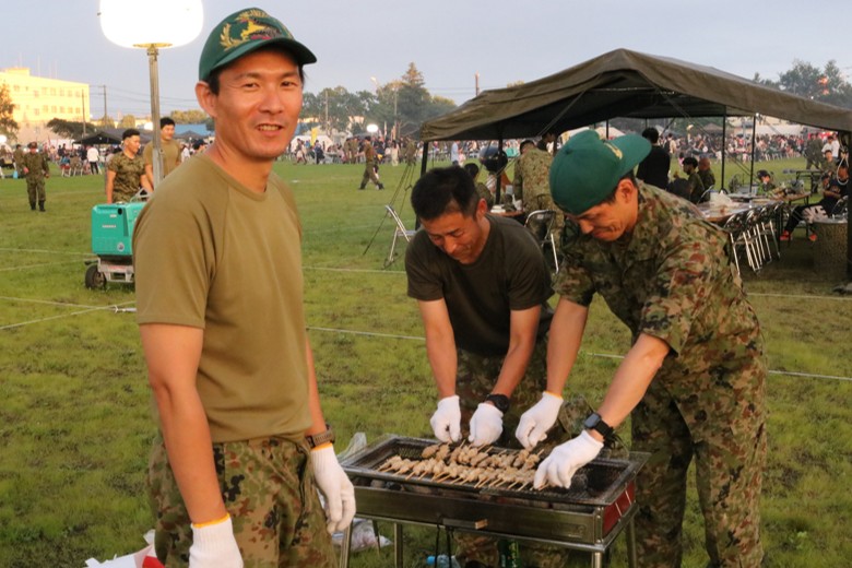 JGSDF_7EBn_pr's tweet photo. 【#東千歳駐屯地 夏まつり】
#第７施設大隊 は駐屯地#夏まつり に参加しました。
隊員たちは家族や同僚と夏まつりを楽しみ、思い出に残るひと時を過ごしました。
また、会場で使用したステージは第７施設大隊が製作したものです。
製作に携わった隊員の皆さん、お疲れ様でした(＾ω＾) https://t.co/zeItoDASkf