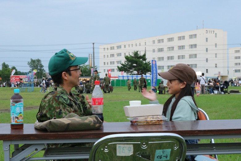 JGSDF_7EBn_pr's tweet photo. 【#東千歳駐屯地 夏まつり】
#第７施設大隊 は駐屯地#夏まつり に参加しました。
隊員たちは家族や同僚と夏まつりを楽しみ、思い出に残るひと時を過ごしました。
また、会場で使用したステージは第７施設大隊が製作したものです。
製作に携わった隊員の皆さん、お疲れ様でした(＾ω＾) https://t.co/zeItoDASkf