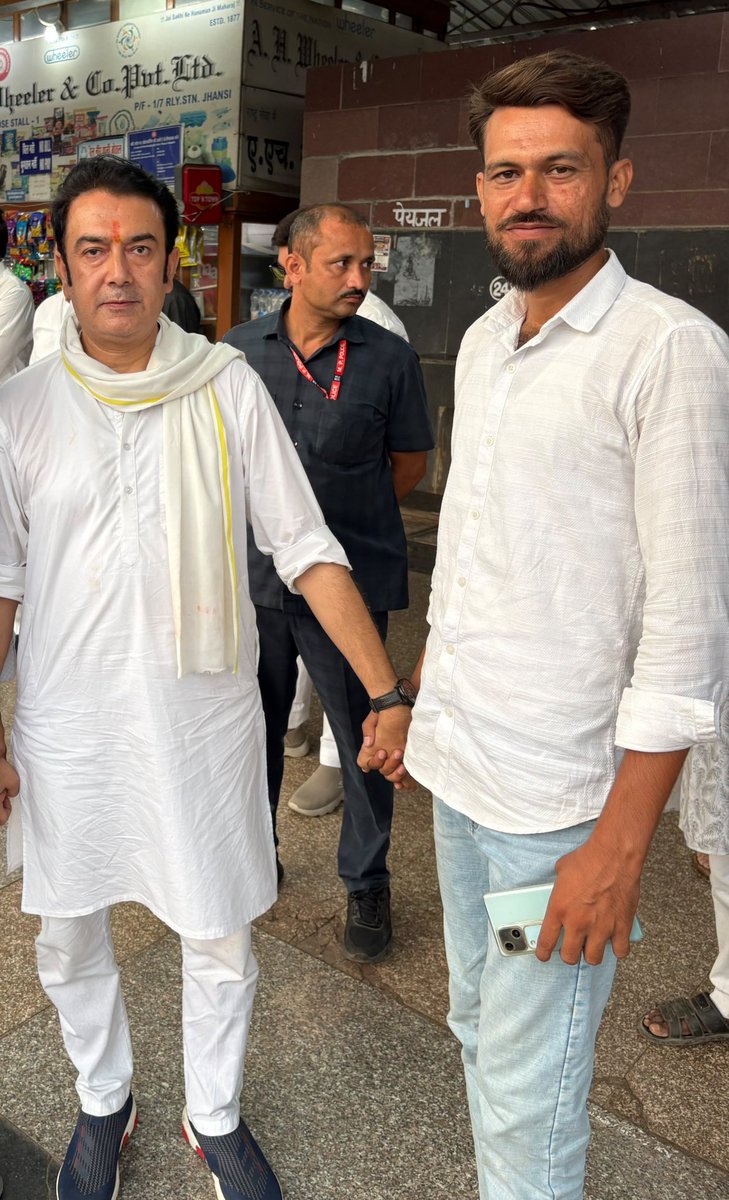 hashmi_nsui's tweet photo. पृथ्वीपुर के सम्मानित विधायक बुंदेलखंड के युवा हृदय सम्राट
मेरे भाई प्रिय आदरणीय नितेंद्र सिंह राठौड़ जी नीटू Bhiya को जन्मदिवस की ढेर सारी शुभकामनाएं 🎂🎉🎉💐💐
#nitendrasinghrathore
@NeetuBhaiyaINC https://t.co/TQ99nmmbr4