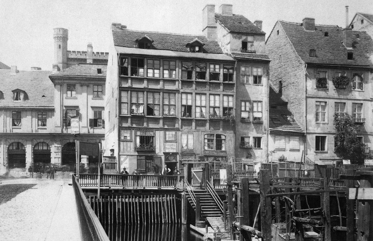 reiner_mikael's tweet photo. #AltBerlin
Die Fischerbrücke am Mühlendamm im Berliner Stadtteil Cölln (heute Berlin-Mitte), um 1880. https://t.co/nlaH00S37Q
